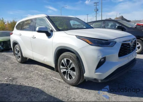 2021 Toyota Highlander Xle z USA, uszkodzony, nr VIN 5TDHZRBH9MS083561